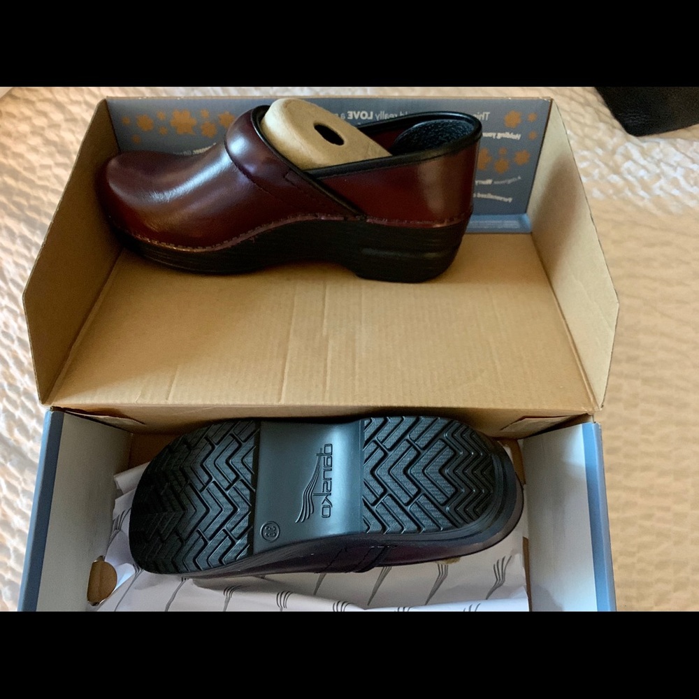 Dansko nursing shoes size 6. Never been worn.